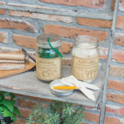 Etiquettes plantes en bois dans un bocal