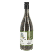 Bouteille de vin remplie de graines de tournesol noires
