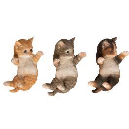 Chat jouant couché